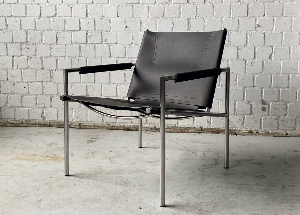 De SZ 02 in bruin tuigleer en een mat verchroomd frame SZ 02 easy chair spectrum